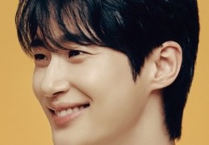 "교촌치킨 '싱글윙' 먹고 <b>변우석</b> 한정판 <b>굿즈</b> 챙기세요"