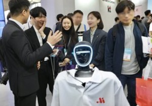 롯데이노베이트 휴머노이드 '로이', 월드IT쇼에서 주목받았다 - 뉴스 썸네일 이미지